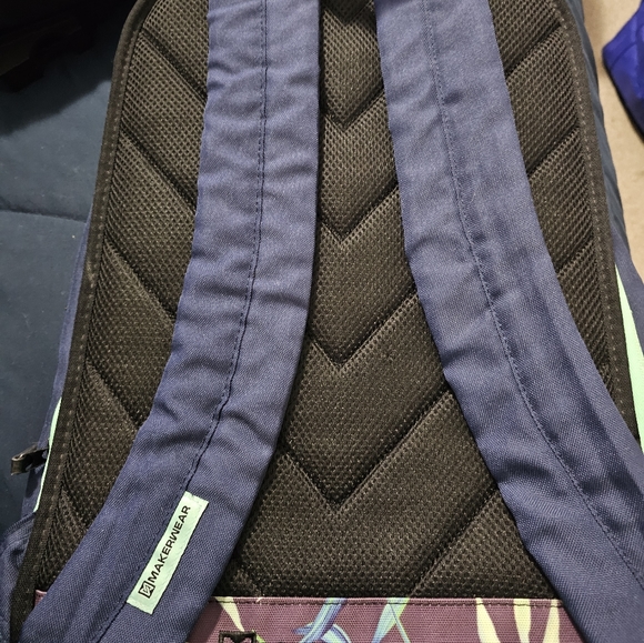 Backpack 5 zip pockets/padded laptop pocket. - Picture 5 of 5